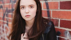 Faces brunettes pale skin