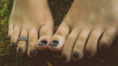 Feet toes toe rings