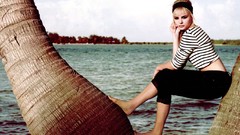 Feet woman Celebrity Beaches Actress chloe moretz