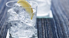 Glass cocktail gin drinks lemons tonic