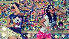 Graffiti woman sunglasses brunettes