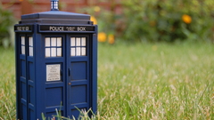 Grass tardis Doctor Who