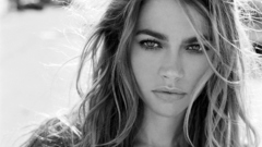 Grayscale Denise Richards monochrome