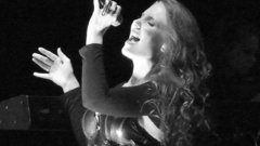 Grayscale monochrome singing