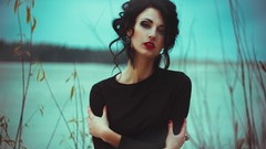 Green eyes brunettes