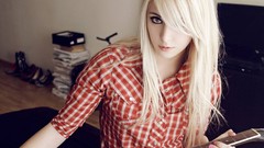 Guitars bangs Bessy (SuicideGirls)