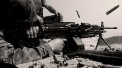 Guns Army soldiers shooting M249