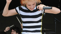 Hayley Williams paramore dancing