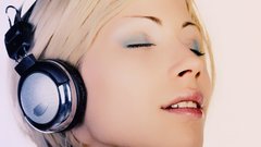 Headphones blondes woman