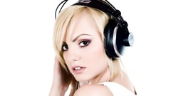 Headphones blondes woman alexandra