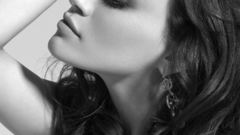 Hilary Duff monochrome