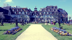 Hotel Garden building urban path