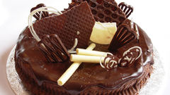 Icing chocolate cakes