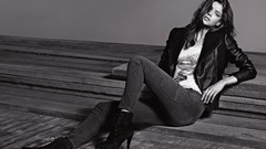 Jeans brunettes grayscale