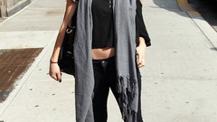 Jeans Celebrity Actress kaley cuoco blondes flip flops candid