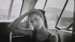 Jennifer Love Hewitt grayscale