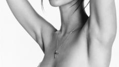 Jennifer Love Hewitt monochrome