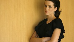 Kate Beckinsale woman