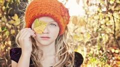 Leaves blondes little girl