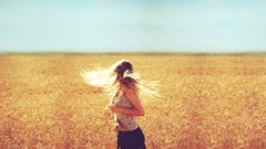 Light woman fields blondes