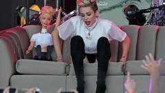 Live miley cyrus singers short hair