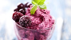 Macro ice cream raspberries