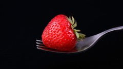 Macro strawberries forks