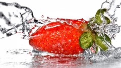 Macro water strawberries splashes