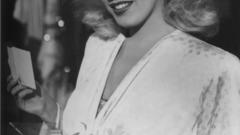 Marilyn Monroe grayscale