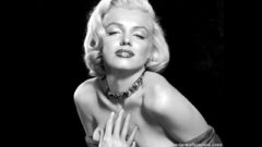 Marilyn Monroe grayscale