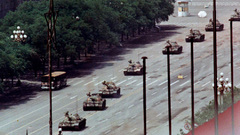 Men tanks Tiananmen Square