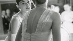 Mirrors Audrey Hepburn grayscale