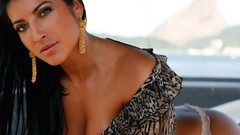 Models cleavage Paparazzo Magazine