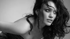 Models Hilary Duff grayscale