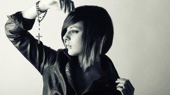 Monochrome piercing short hair Meelen Cubriks