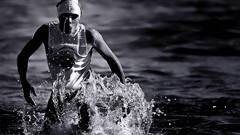 Monochrome race running Tri