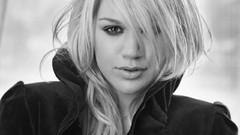 Monochrome singers kelly clarkson