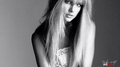 Monochrome taylor swift singers straight hair greyscale