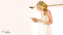 Music woman white background Celebrity blondes taylor swift 