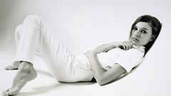 Natalie Portman barefoot grayscale