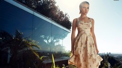 Nature woman dress Scarlett Johansson blondes lip gloss