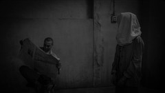 Newspaper prisoner grayscale incendies