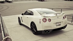 Nissan GT-R R35 white cars