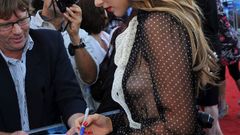 Olivia Wilde sideboobs