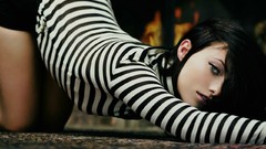 Olivia Wilde stripes black hair