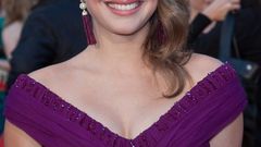 Oscar statuette purple dress