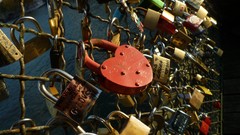 Paris Hearts fences padlock