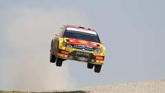 Races rally cars gravel