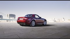 Red cars Mazda static