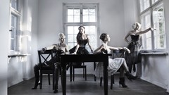 Room blondes brunettes